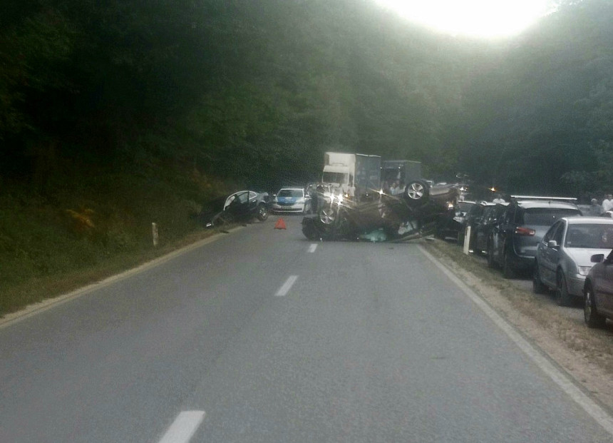 Težak udes na putu Milići - Vlasenica, vozilo na krovu