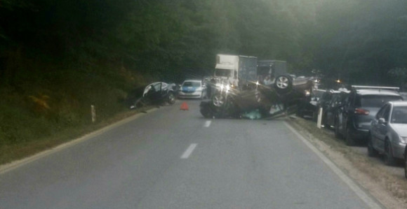 Težak udes na putu Milići - Vlasenica, vozilo na krovu