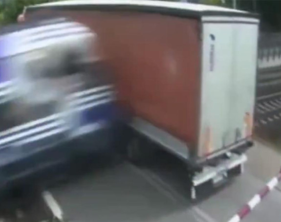 Voz udario u kamion iz BiH, objavljen dramatičan snimak