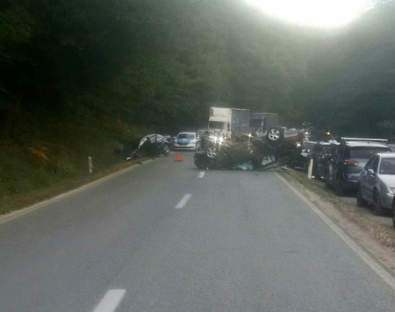 Težak udes na putu Milići - Vlasenica, vozilo na krovu