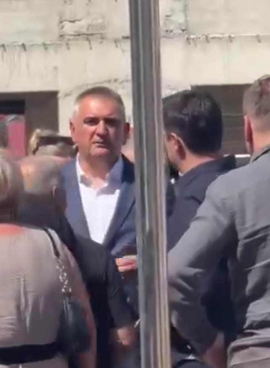 Dodikov premijer podivljao na pitanje o gimnaziji, poslaniku poručio: „Sram te bilo!“ (VIDEO)