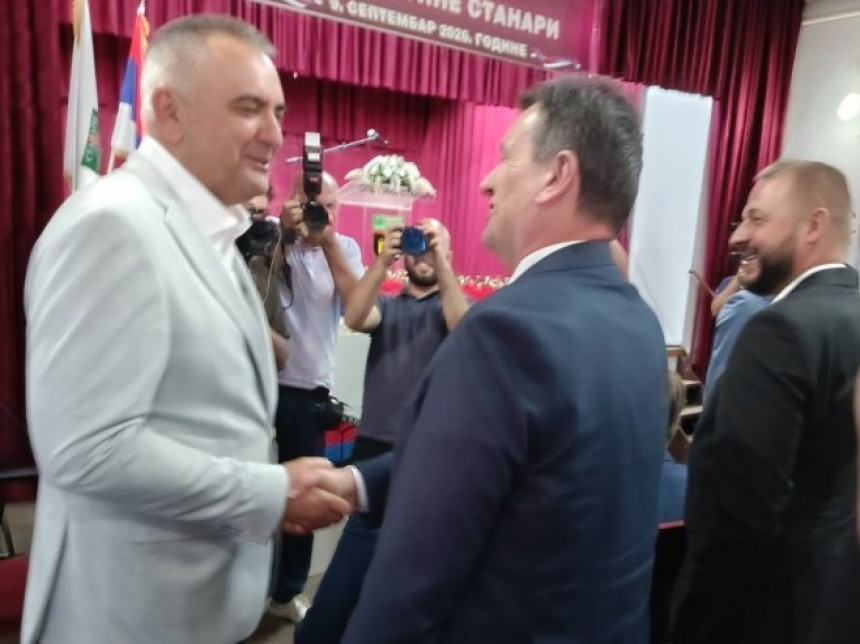 RUKOVANJE RIVALA: Minić i Blanuša oči u oči u Stanarima