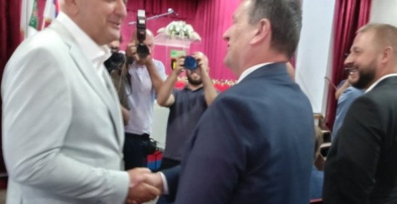 RUKOVANJE RIVALA: Minić i Blanuša oči u oči u Stanarima