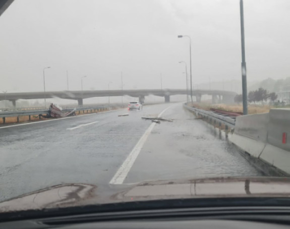 Kiša u Banjaluci, olujni vjetar rušio stolice i grane (VIDEO)