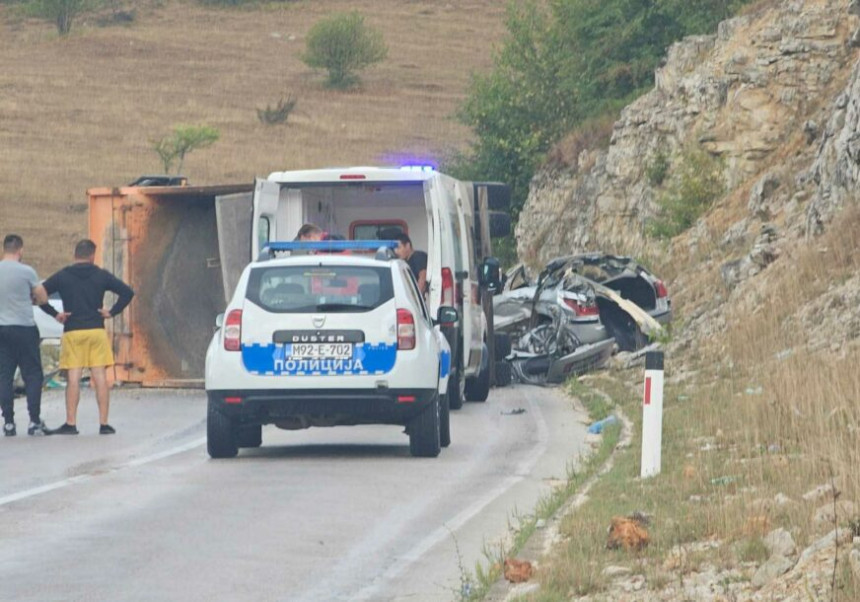 Vozač automobila smrtno stradao u sudaru sa kamionom