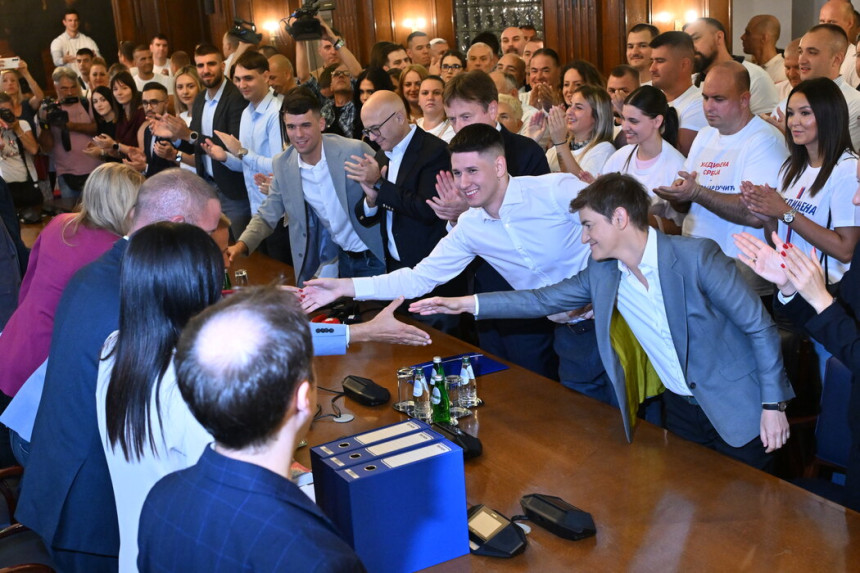 Koalicija okupljena oko SNS prva predala listu za izbore
