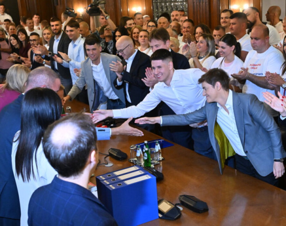 Koalicija okupljena oko SNS prva predala listu za izbore