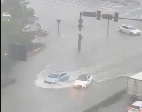 Tajfun pogodio Japan, talasi visoki i do pet metara (VIDEO)