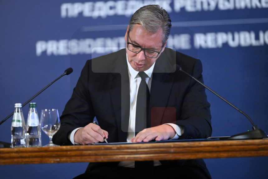 Предсједник Србије Александар Вучић поднио оставку