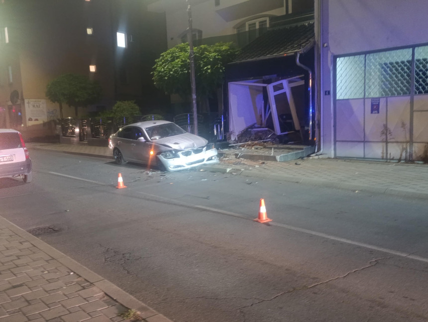 Vozač izgubio kontrolu, automobil udario u lokal