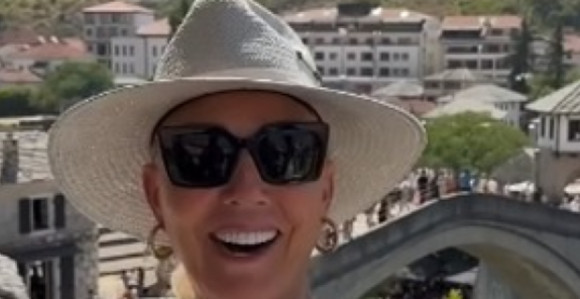 Brena u Mostaru: Uživala u slatkom zalogaju (FOTO)
