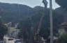 Рогатица: Камион с балванима запео за електро-мрежу (ВИДЕО)