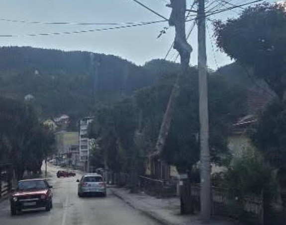 Rogatica: Kamion s balvanima zapeo za elektro-mrežu (VIDEO)