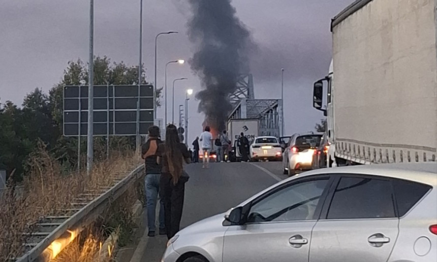 Kamion u plamenu na graničnom prelazu Rača, gori i most (VIDEO)
