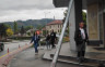 Autom udario u stub rasvjete u Banjaluci, oštećena knjižara
