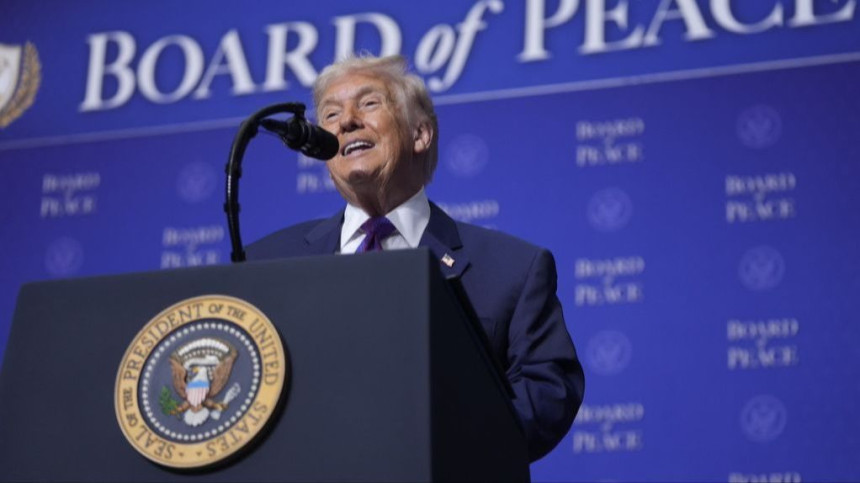 Трамп признао да користи шминку, као и да је сам наноси