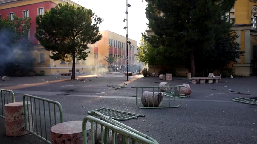 Demonstranti upali u sud, sukob sa policijom u blizini MSP-a