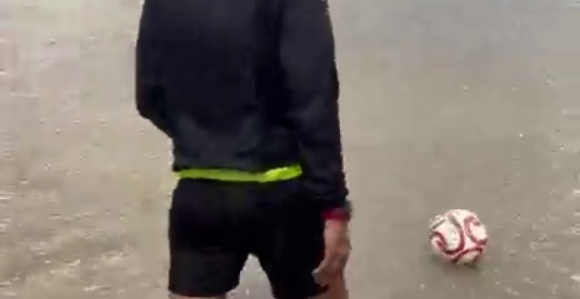 Sudija provjerio da li lopta odskače, a ona otplovila (VIDEO)