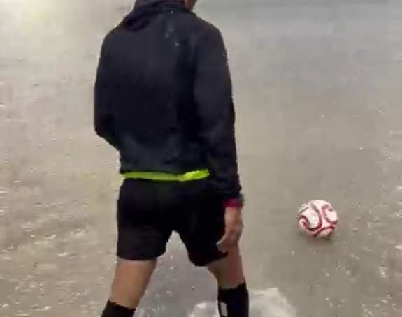 Sudija provjerio da li lopta odskače, a ona otplovila (VIDEO)