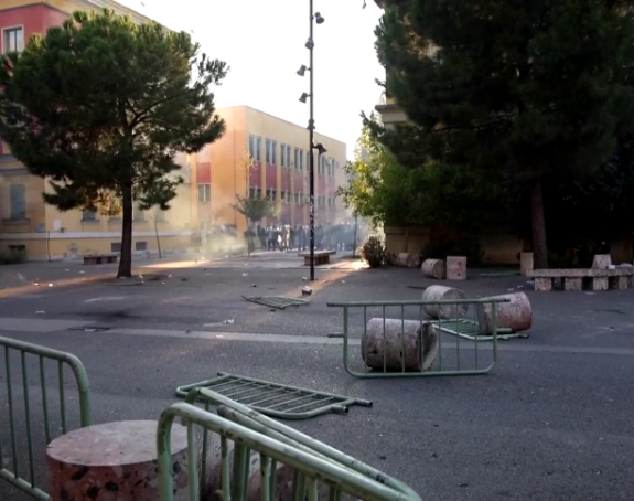 Demonstranti upali u sud, sukob sa policijom u blizini MSP-a