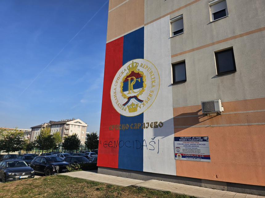 Na srpskoj trobojci u Istočnom Sarajevu uvredljiv natpis