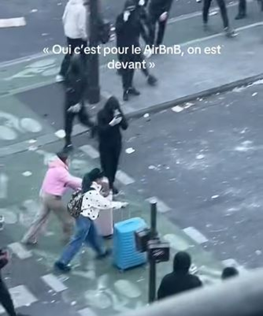 Pariz: Turistkinje sa koferima usred haosa postale hit