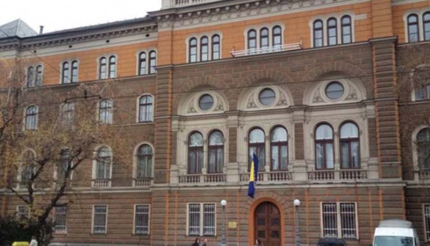 Uprkost zakonima i ustavu pojedinci su i dalje u foteljama