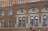 Упркост законима и уставу појединци су и даље у фотељама