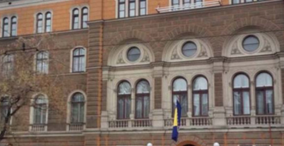 Uprkost zakonima i ustavu pojedinci i dalje u foteljama