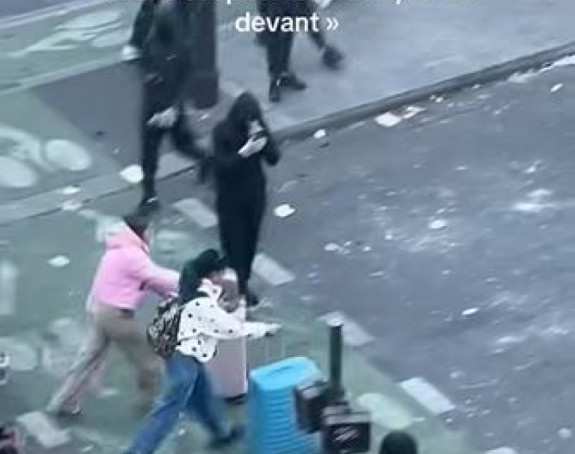 Париз: Туристкиње са коферима усред хаоса постале хит