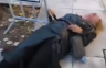 Tjelohranitelj političarke udario novinarku (VIDEO)