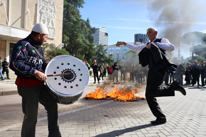 Sukobi pristalica Demokratske partije i policije u Tirani