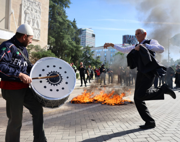 Sukobi pristalica Demokratske partije i policije u Tirani