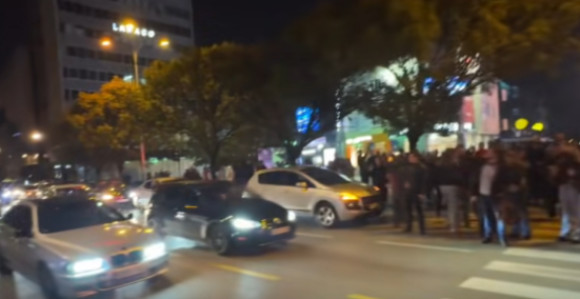 U Banjaluci poruke: MILE, LOPOVE, TI SI SLEDEĆI (video)