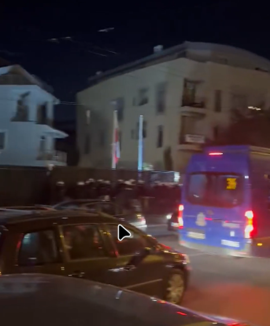 Grupa građana ispred TV Pink-a, kordon policije štiti zgradu