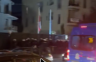 Група грађана испред ТВ Пинк-а, кордон полиције штити зграду