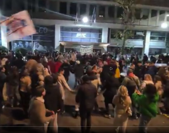 Grupa građana ispred RTS-a, okupljanje za sada mirno (VIDEO)