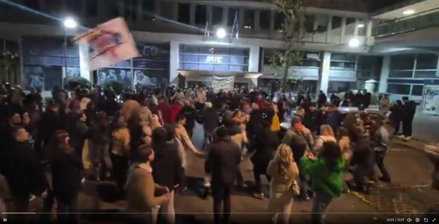 Grupa građana sinoć ispred RTS-a, okupljanje bilo mirno (VIDEO)