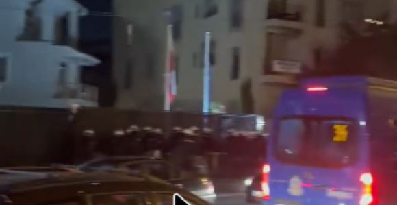 Grupa građana i ispred TV Pink-a, kordon policije štitio zgradu