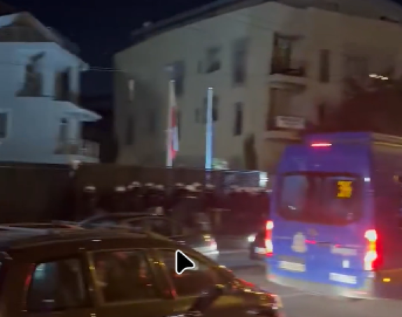 Grupa građana i ispred TV Pink-a, kordon policije štitio zgradu