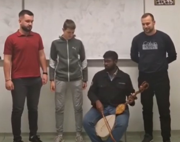 Student iz Indije oduševio sviranjem gusala (VIDEO)
