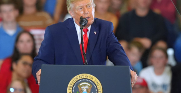 Трамп би могао да нареди велики напад на Иран, ево када