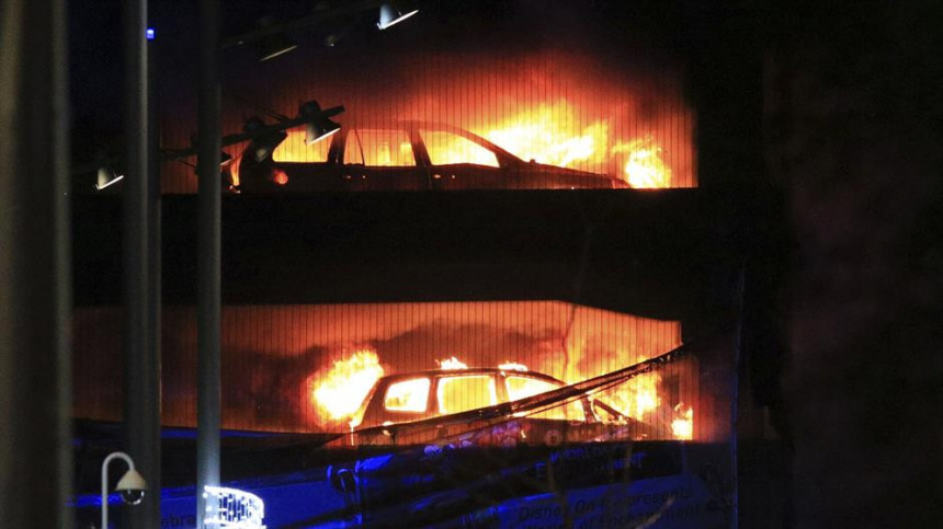 Стотине возила изгорјело у гаражи