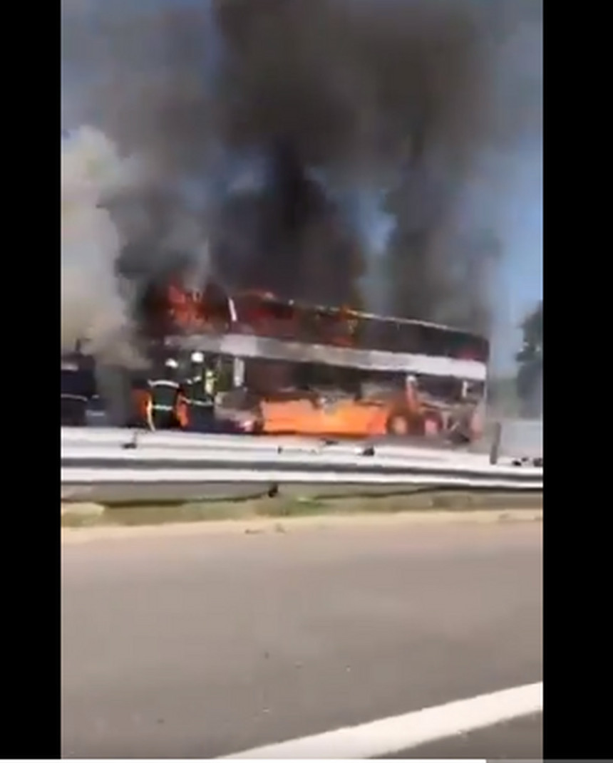 Zapalio se autobus pun putnika