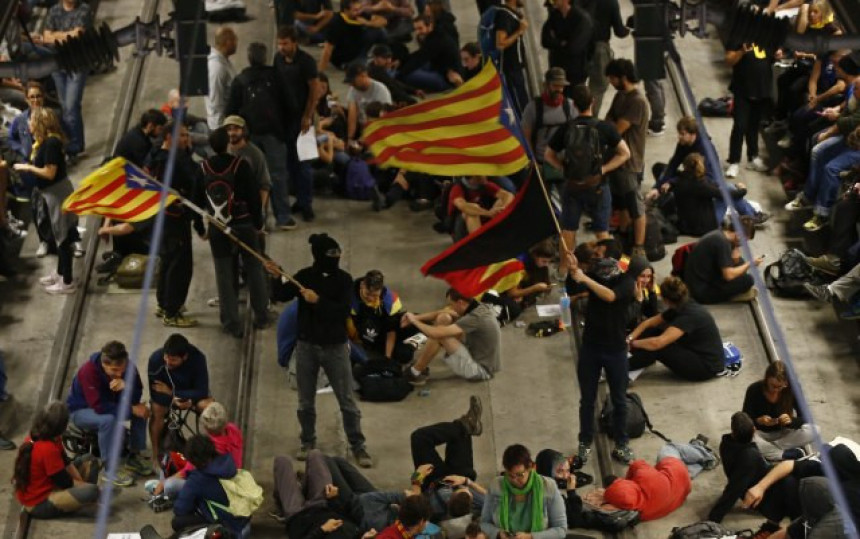 Хаос у Каталонији, блокирали путеве