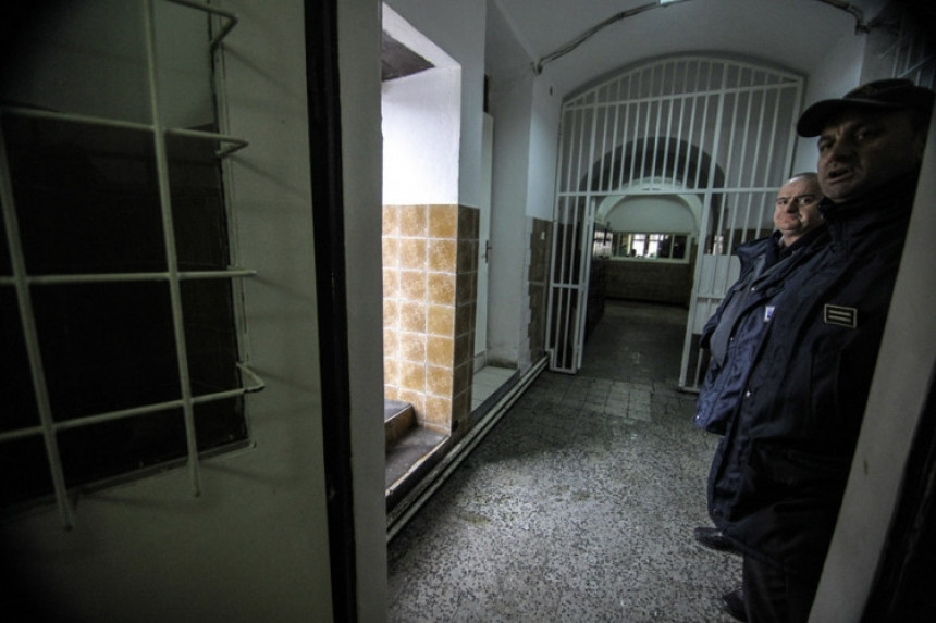 Srbima polomili rebra i izbili zube u zatvoru