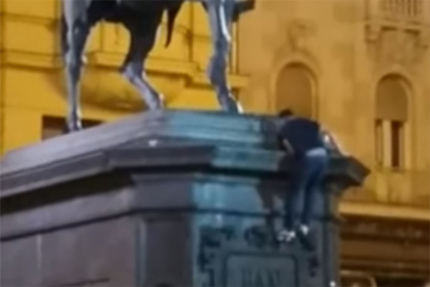 Htio se popeti na spomenik, pa se izblamirao (VIDEO)