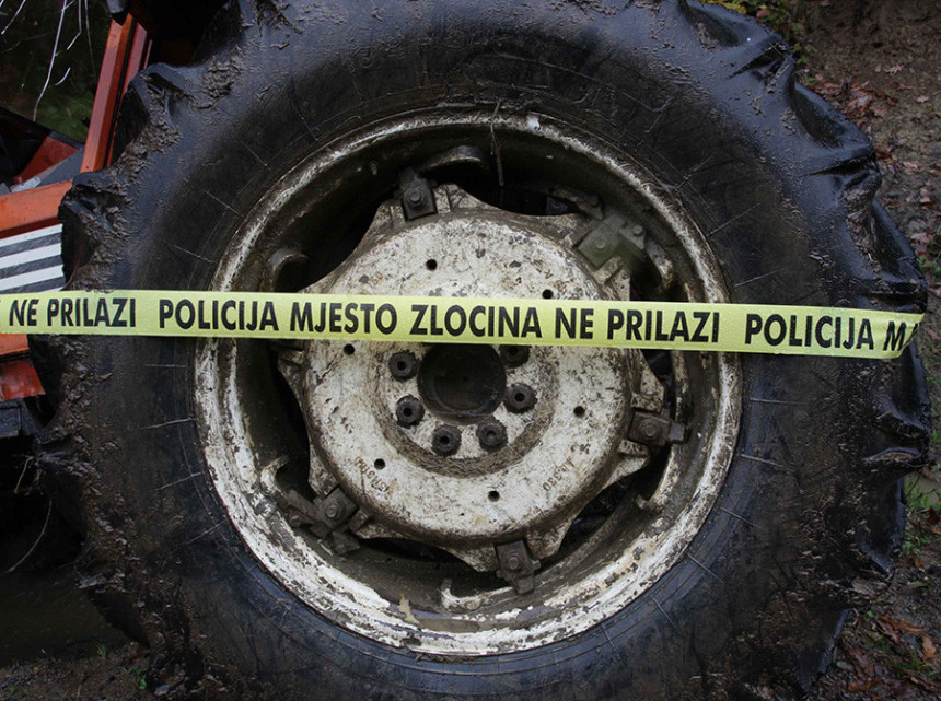 Младић погинуо у шуми у превртању трактора 