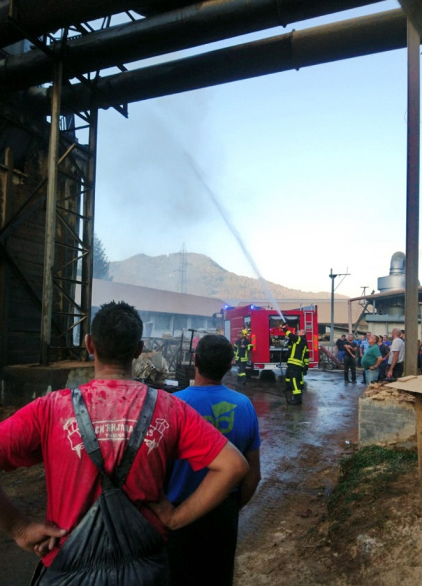 Šekovići: Ugašen požar u silosu za piljevinu 