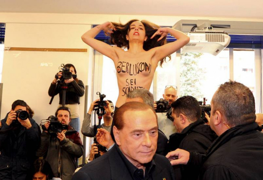 Нага жена пред Берлусконијем